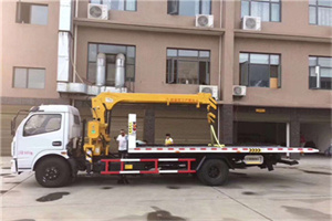 鱼峰附近汽车轮胎更换